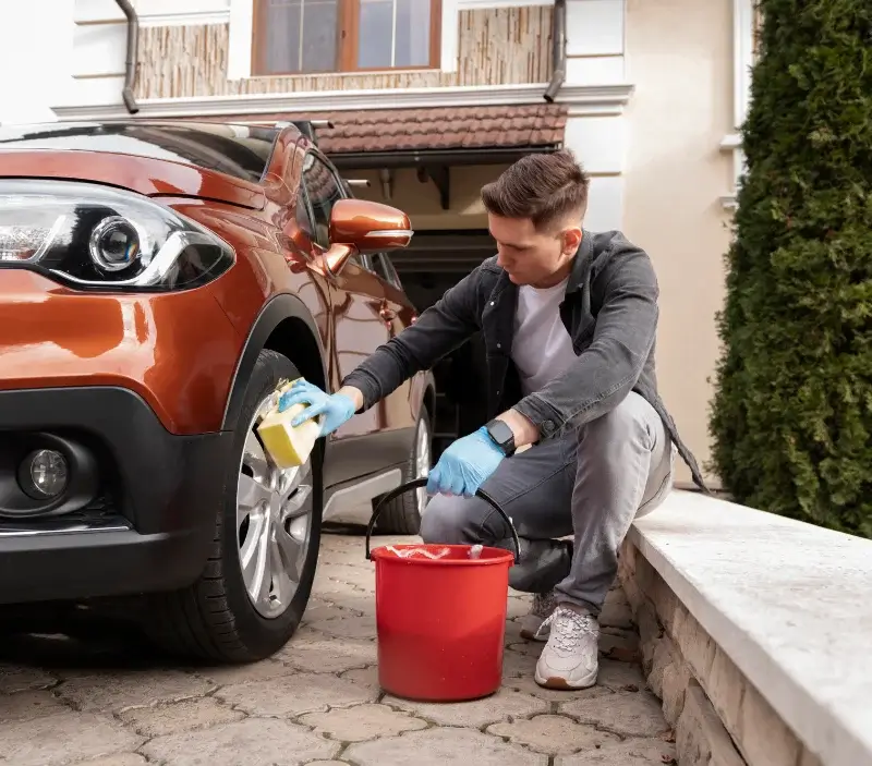 Lavage auto à domicile La Roche-Canillac : professionnel intervenant sur un véhicule